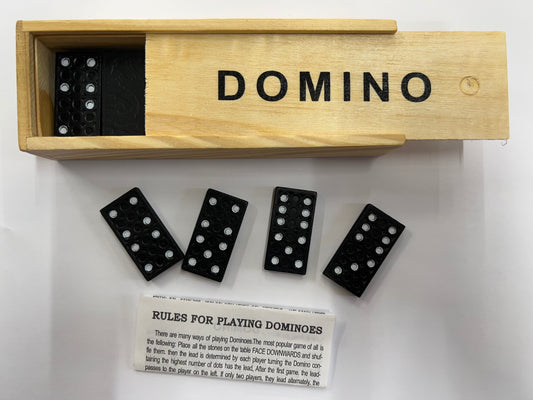 Juego de dominó en caja de madera.