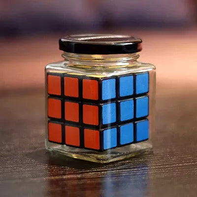 El cubo de Rubik en una botella