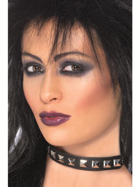 Gargantilla con tachuelas punk