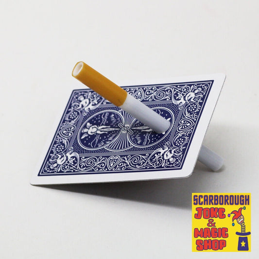 Cigarette à travers une carte à jouer