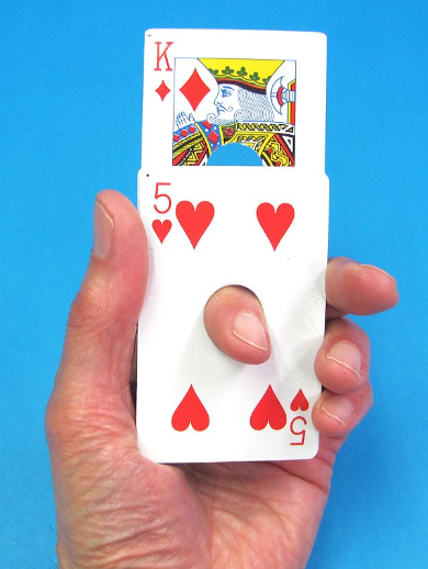 Guillotine à cartes (doigt dans la carte)